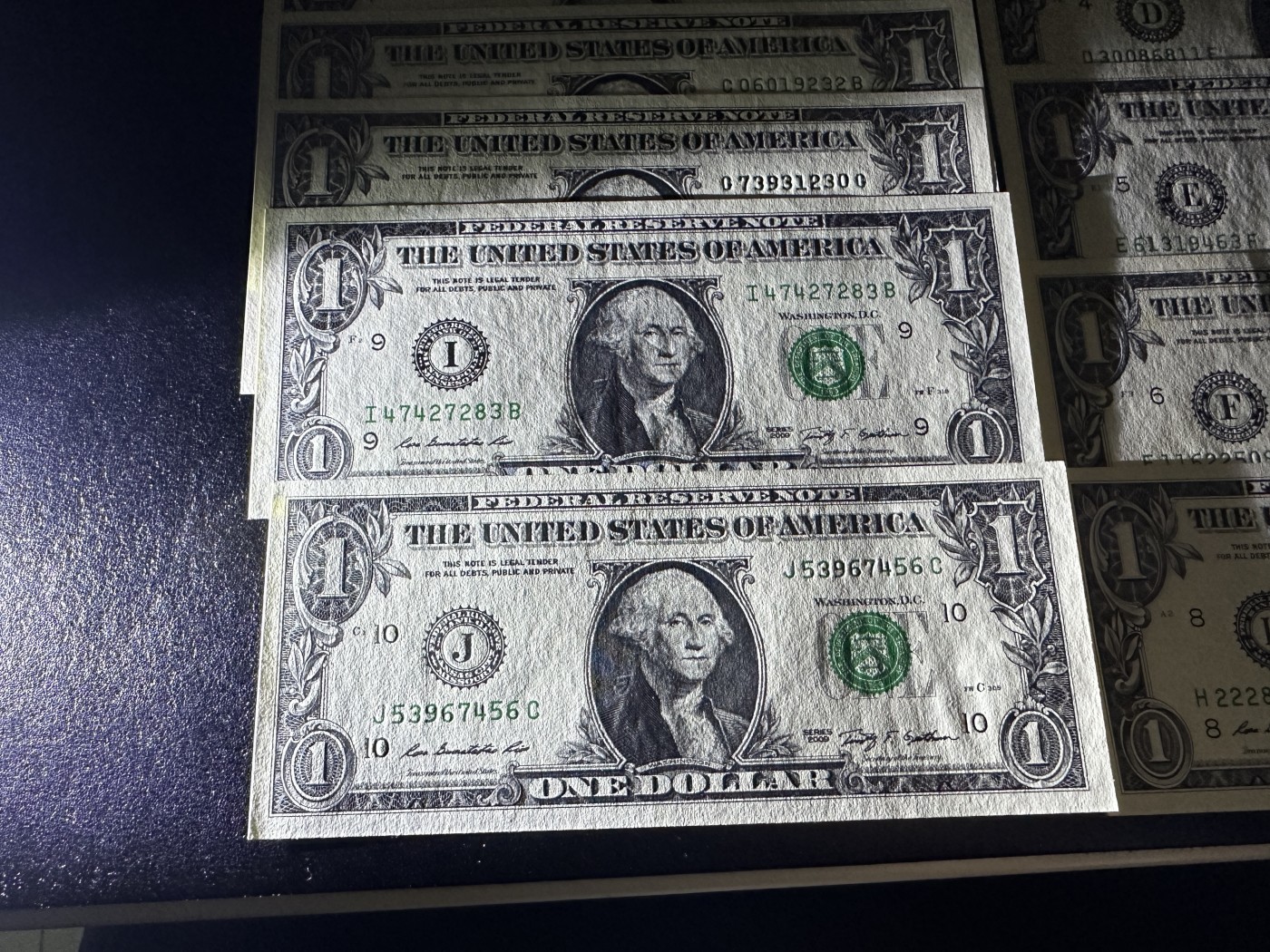 《外钞收藏家》第三百三十六期 新西兰两张+1美元12局+另外3张美元 一共17张 2美元有折 有几个有潮 其他全新