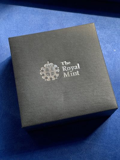 《竞宝斋》第239场-周日，周一 年终拍场 (全场包邮) 纽埃2022年-澳大利亚夜间系列5-谷仓猫头鹰钌化精制银币-1澳元（发行量1000枚） 盒证齐全 1盎司999银 38.61mm