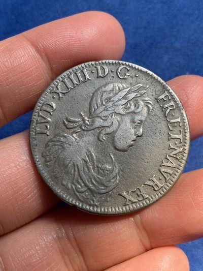 《竞宝斋》第239场-周日，周一 年终拍场 (全场包邮) 法国路易十四1645年孩版埃居大银 通体黑包浆 打制深邃 细节见图 21.43克 有偷银