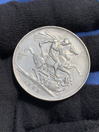 《竞宝斋》第239场-周日，周一 年终拍场 (全场包邮) 英国1889年老维高冠马剑克朗大银币