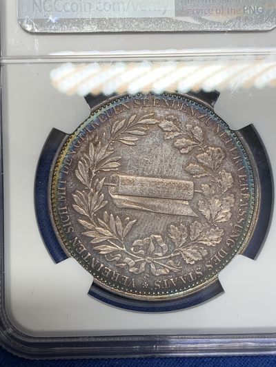 《竞宝斋》第239场-周日，周一 年终拍场 (全场包邮) NGC-MS62 1831S 德意志萨克森邦国新宪法纪念泰勒银币 浓厚黑包浆 背面的宪法卷轴 环五彩转光 美轮美奂 不可错过