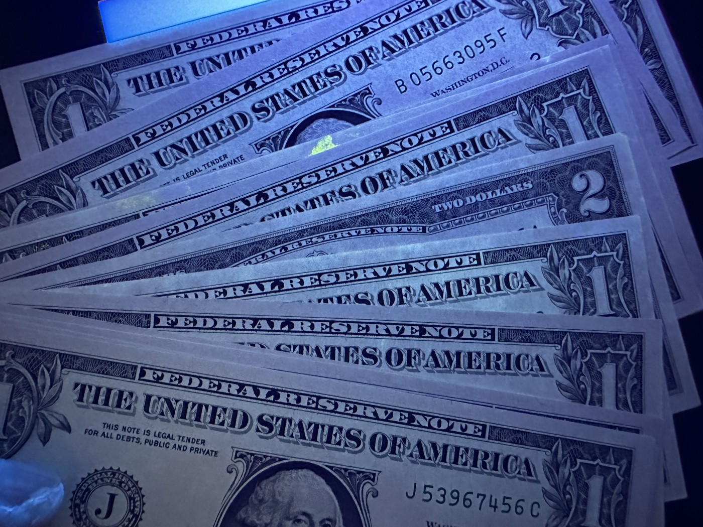 《外钞收藏家》第三百三十六期 新西兰两张+1美元12局+另外3张美元 一共17张 2美元有折 有几个有潮 其他全新