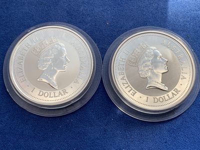 《竞宝斋》第239场-周日，周一 年终拍场 (全场包邮) 两枚一组 澳大利亚1997翠鸟镶金银币一对（镶金龙+镶金凤） 红蓝盒子别具一格