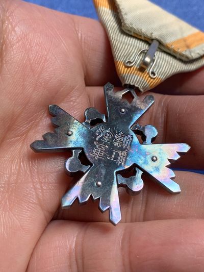 《竞宝斋》第239场-周日，周一 年终拍场 (全场包邮) 日本勋六等瑞宝章一枚，银制，原盒漂亮，整体完整，细节见图