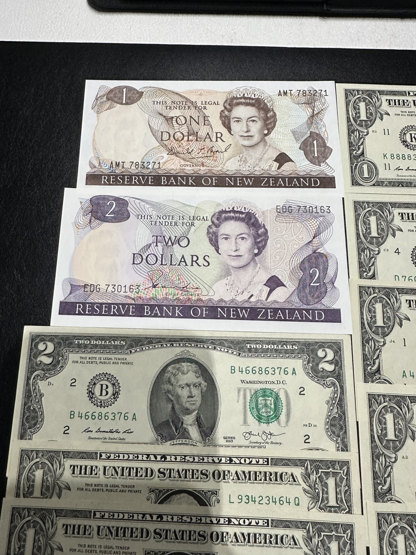 《外钞收藏家》第三百三十六期 新西兰两张+1美元12局+另外3张美元 一共17张 2美元有折 有几个有潮 其他全新