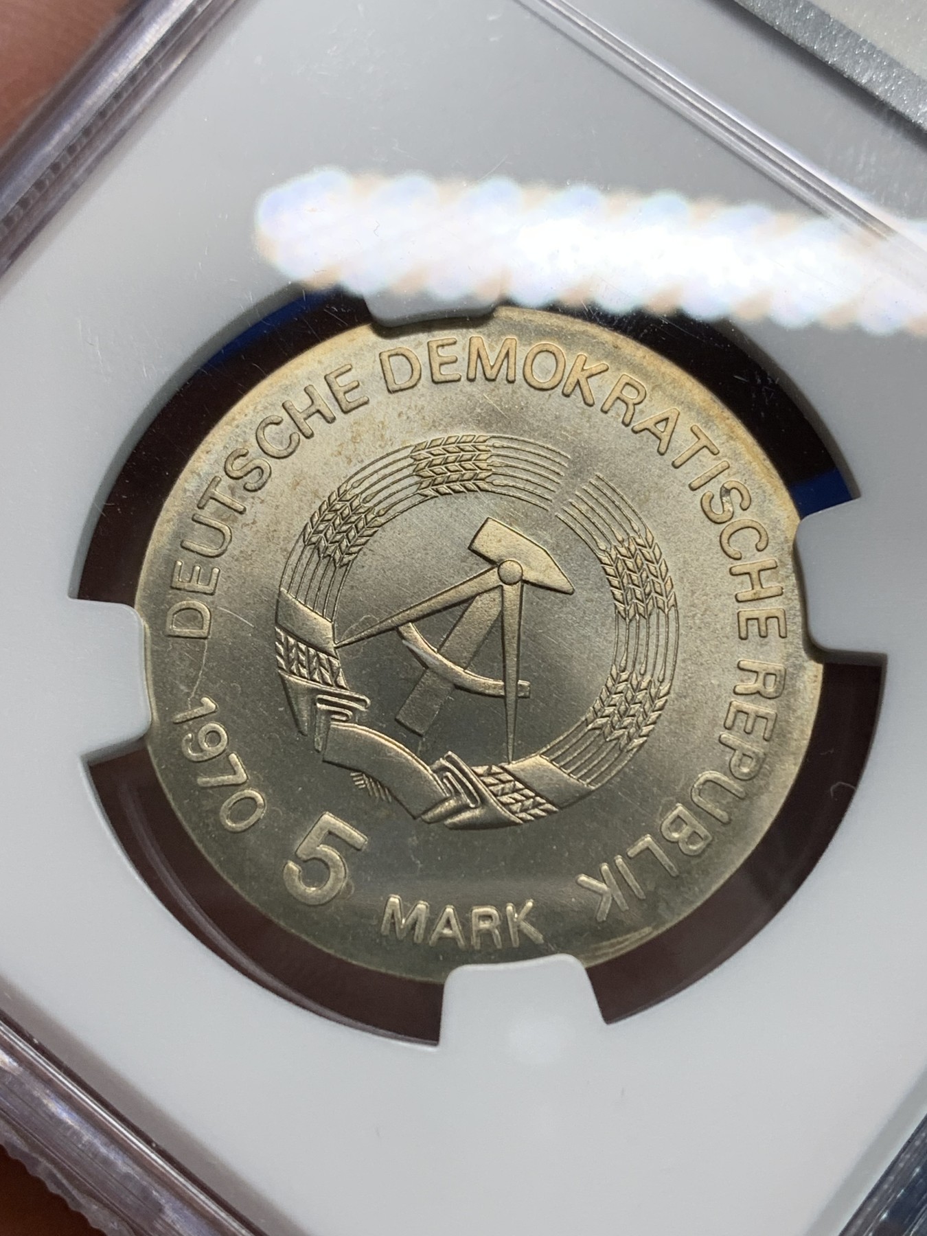 《竞宝斋》第240场-周日，周一 年终尾场 (全场包邮) NGC-MS66 东德1970年 5马克 伦琴纪念镍币 正面为伦琴射线管