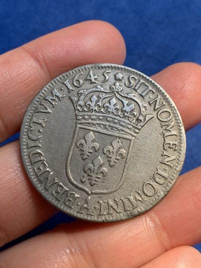 《竞宝斋》第239场-周日，周一 年终拍场 (全场包邮) 法国路易十四1645年孩版埃居大银 通体黑包浆 打制深邃 细节见图 21.43克 有偷银