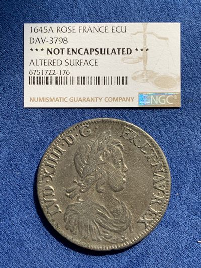 《竞宝斋》第239场-周日，周一 年终拍场 (全场包邮) 法国路易十四1645年孩版埃居大银 通体黑包浆 打制深邃 细节见图 21.43克 有偷银