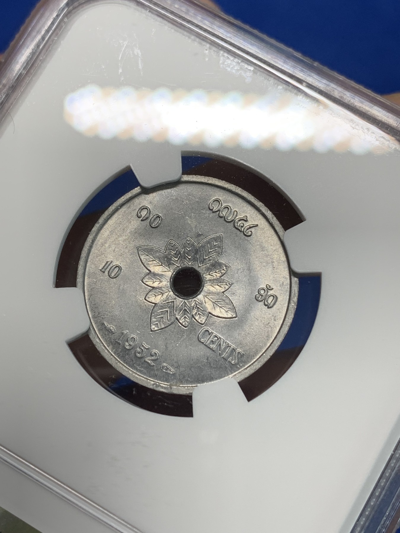 《竞宝斋》第240场-周日，周一 年终尾场 (全场包邮) NGC MS64 老挝1952年10分，民族妇女经典设计好光可收藏！