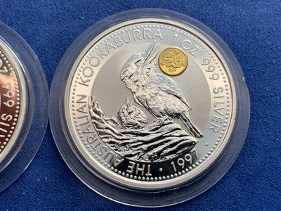 《竞宝斋》第239场-周日，周一 年终拍场 (全场包邮) 两枚一组 澳大利亚1997翠鸟镶金银币一对（镶金龙+镶金凤） 红蓝盒子别具一格