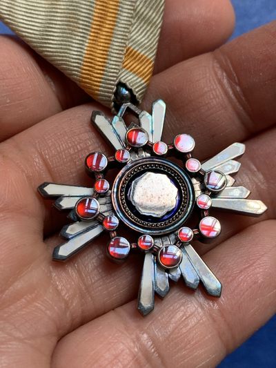 《竞宝斋》第239场-周日，周一 年终拍场 (全场包邮) 日本勋六等瑞宝章一枚，银制，原盒漂亮，整体完整，细节见图