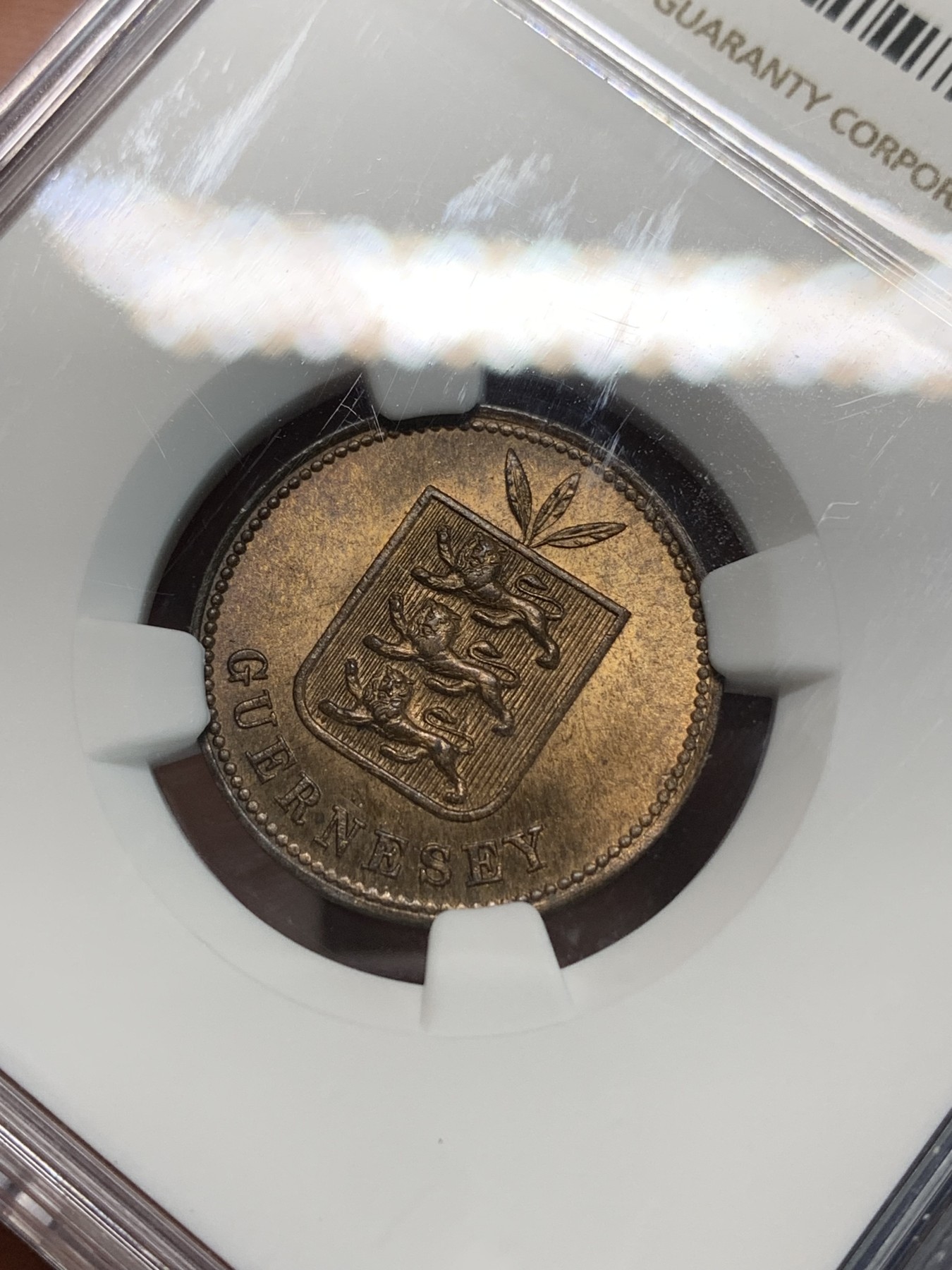 《竞宝斋》第240场-周日，周一 年终尾场 (全场包邮) NGC MS66RB 1885年根西喜顿厂【H厂】3叶雄狮版2道布极高分铜币