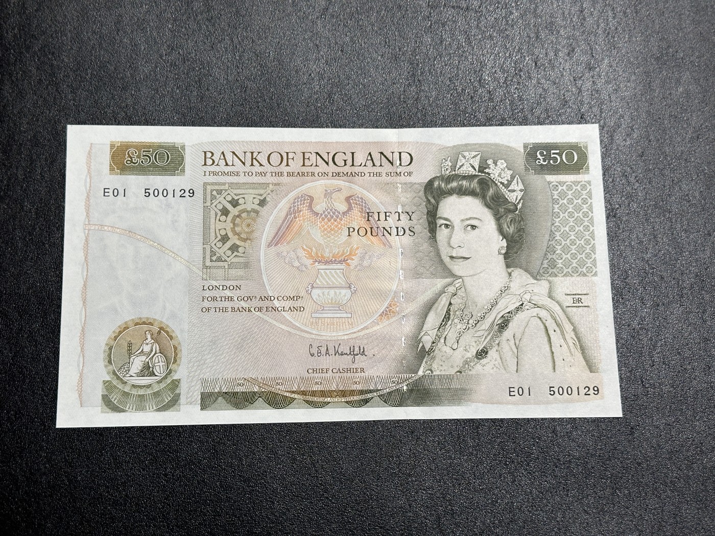 《外钞收藏家》第三百三十六期 英国D序列50镑 全新UNC 无47 靓号 首签