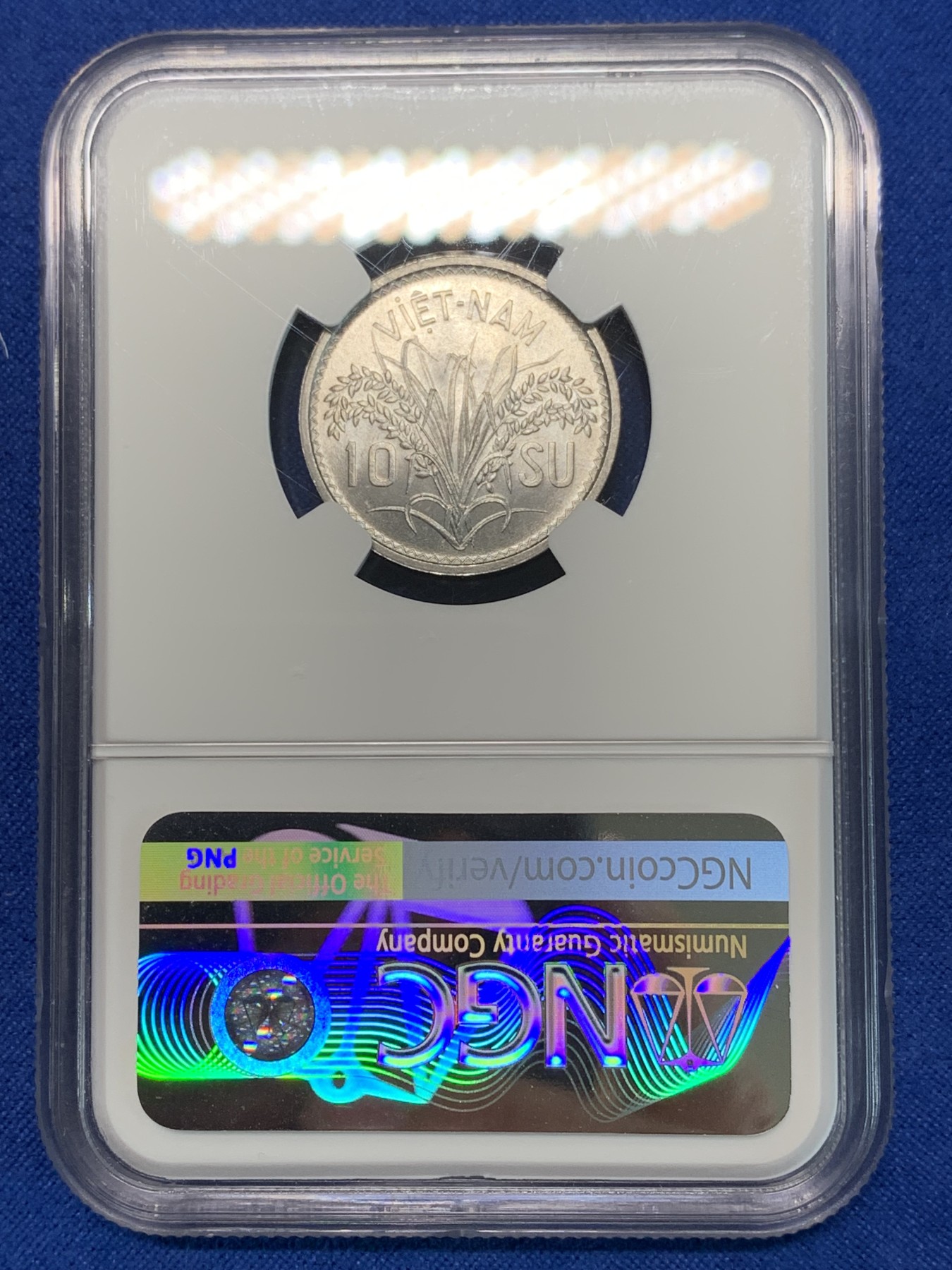 《竞宝斋》第240场-周日，周一 年终尾场 (全场包邮) NGC MS66 越南1953年三姐妹10苏，狂野高分可收藏！