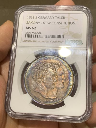 《竞宝斋》第239场-周日，周一 年终拍场 (全场包邮) NGC-MS62 1831S 德意志萨克森邦国新宪法纪念泰勒银币 浓厚黑包浆 背面的宪法卷轴 环五彩转光 美轮美奂 不可错过