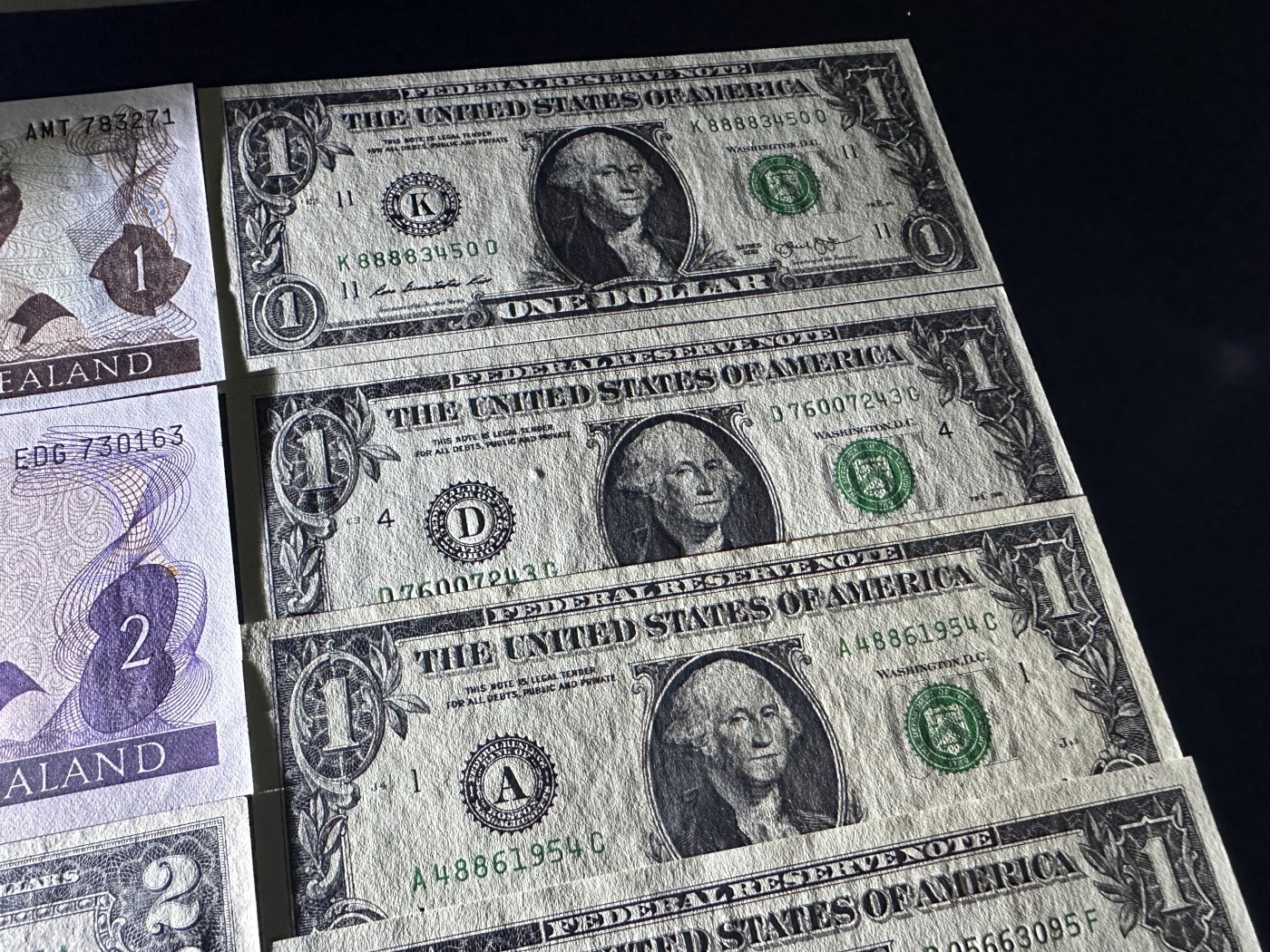 《外钞收藏家》第三百三十六期 新西兰两张+1美元12局+另外3张美元 一共17张 2美元有折 有几个有潮 其他全新