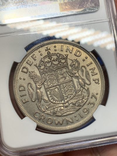 《竞宝斋》第239场-周日，周一 年终拍场 (全场包邮) NGC-MS63 1937年英国乔治六世登基1克朗纪念银币，原汁原味双面淡彩包浆，包浆醇厚，打制精美，状态非常好。