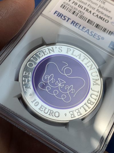 《竞宝斋》第239场-周日，周一 年终拍场 (全场包邮) 首期NGC-PF70 马耳他发行的伊丽莎白登基70周年铂金禧纪念银币-10欧（发行量2000枚） 盒证齐全 28.28g 38.61mm 925银