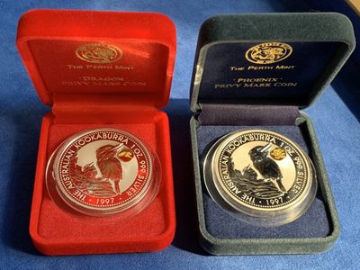 《竞宝斋》第239场-周日，周一 年终拍场 (全场包邮) 两枚一组 澳大利亚1997翠鸟镶金银币一对（镶金龙+镶金凤） 红蓝盒子别具一格