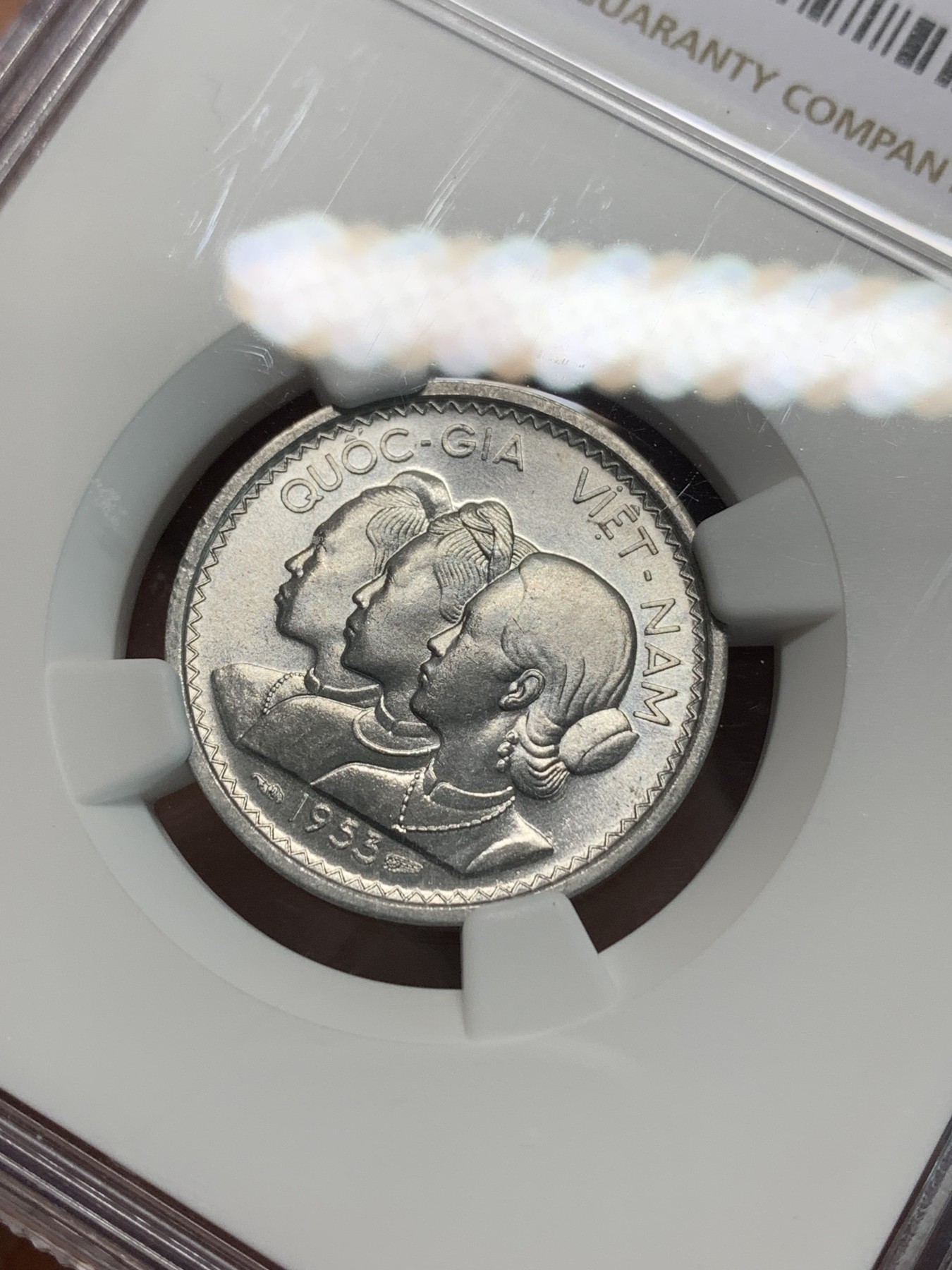 《竞宝斋》第240场-周日，周一 年终尾场 (全场包邮) NGC MS66 越南1953年三姐妹10苏，狂野高分可收藏！