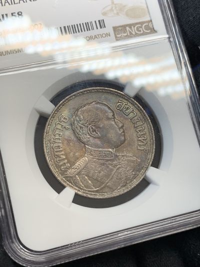 《竞宝斋》第239场-周日，周一 年终拍场 (全场包邮) NGC-AU58 1917年泰国拉玛六世1泰铢银币，拉玛六世（1910-1925年在位）面值1泰铢泰国大象银币，原汁原味极美五彩老包浆，包浆醇厚，状态极佳。严重低评，状态和品质绝对不输MS级。