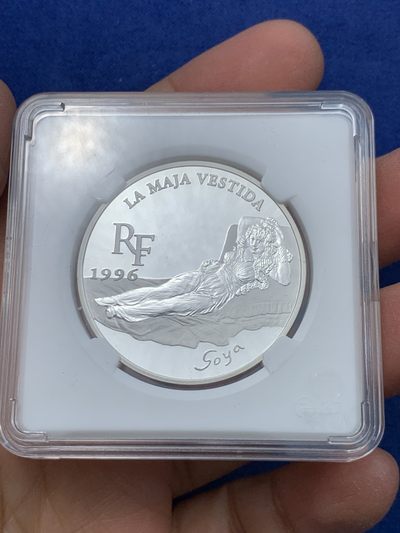 《竞宝斋》第239场-周日，周一 年终拍场 (全场包邮) 法国1996年-卢浮宫珍藏-戈雅《穿衣的玛哈》10法郎精制币（发行13800枚） 22.2g 37mm 900银