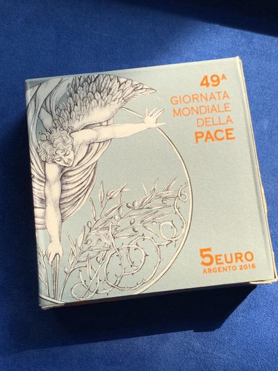 《竞宝斋》第239场-周日，周一 年终拍场 (全场包邮) 梵蒂冈2016年-教宗本笃十六世（天使降临）精制纪念币-5欧（发行量5500枚） 盒证齐全 18g 32mm 925银