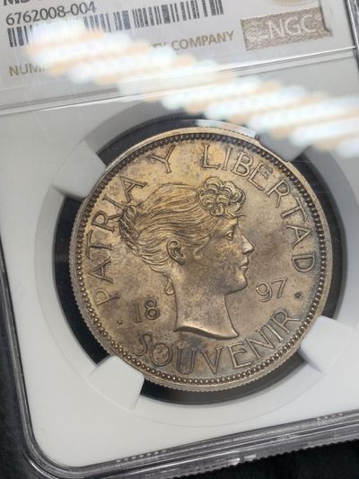 《竞宝斋》第239场-周日，周一 年终拍场 (全场包邮) NGC  MS64 古巴 1897年 女神 1比索银币 双面深彩包浆 1897年古巴独立爱国者在纽约制作的第一枚纪念银币 第一次在钱币上出现古巴盾徽图案 具有非凡意义 热门品种