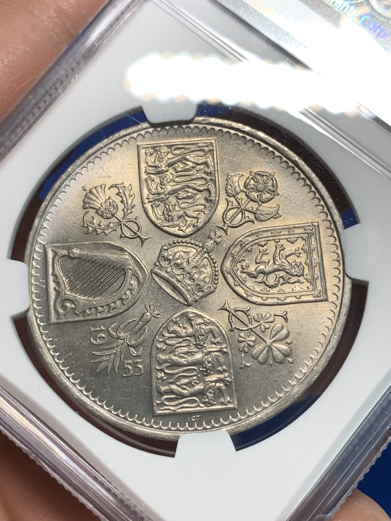 《竞宝斋》第240场-周日，周一 年终尾场 (全场包邮) NGC-MS64 英国1953年伊丽莎白二世纪念克朗币 登基纪念首枚女皇克朗纪念币 彩色包浆 转光好 造型精美