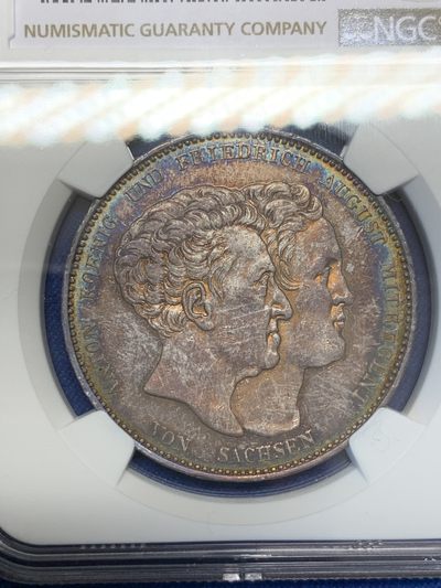 《竞宝斋》第239场-周日，周一 年终拍场 (全场包邮) NGC-MS62 1831S 德意志萨克森邦国新宪法纪念泰勒银币 浓厚黑包浆 背面的宪法卷轴 环五彩转光 美轮美奂 不可错过