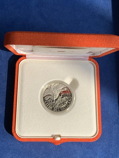 《竞宝斋》第239场-周日，周一 年终拍场 (全场包邮) 梵蒂冈2016年-教宗本笃十六世（天使降临）精制纪念币-5欧（发行量5500枚） 盒证齐全 18g 32mm 925银