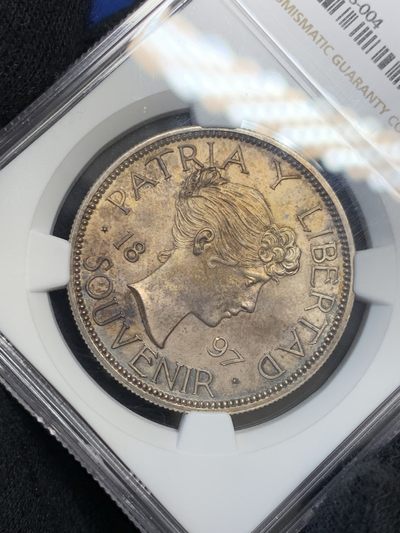 《竞宝斋》第239场-周日，周一 年终拍场 (全场包邮) NGC  MS64 古巴 1897年 女神 1比索银币 双面深彩包浆 1897年古巴独立爱国者在纽约制作的第一枚纪念银币 第一次在钱币上出现古巴盾徽图案 具有非凡意义 热门品种