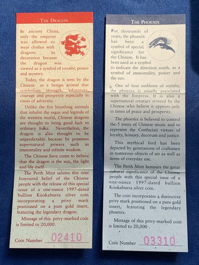 《竞宝斋》第239场-周日，周一 年终拍场 (全场包邮) 两枚一组 澳大利亚1997翠鸟镶金银币一对（镶金龙+镶金凤） 红蓝盒子别具一格