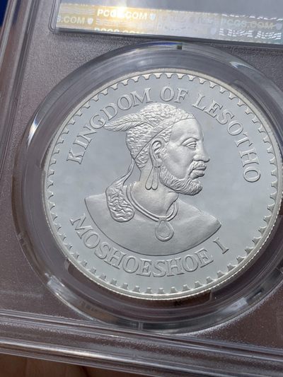 《竞宝斋》第239场-周日，周一 年终拍场 (全场包邮) PCGS-PR67 莱索托1979年国际儿童年10洛蒂精制纪念银币，直径40mm，重28.28g，925银，发行量37050枚。PROOF精制币，镜面状态，获得更高评级数量10枚。