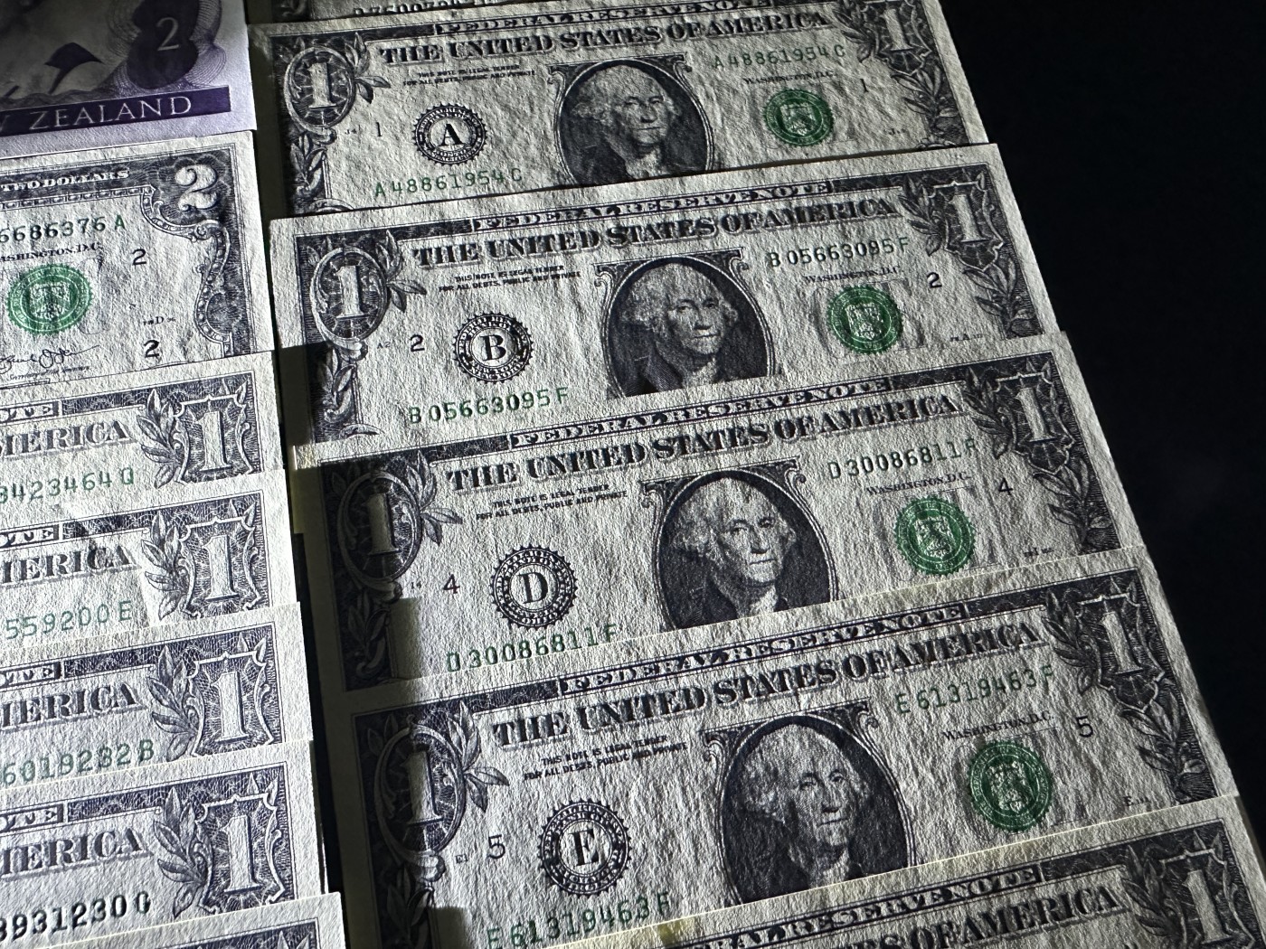 《外钞收藏家》第三百三十六期 新西兰两张+1美元12局+另外3张美元 一共17张 2美元有折 有几个有潮 其他全新