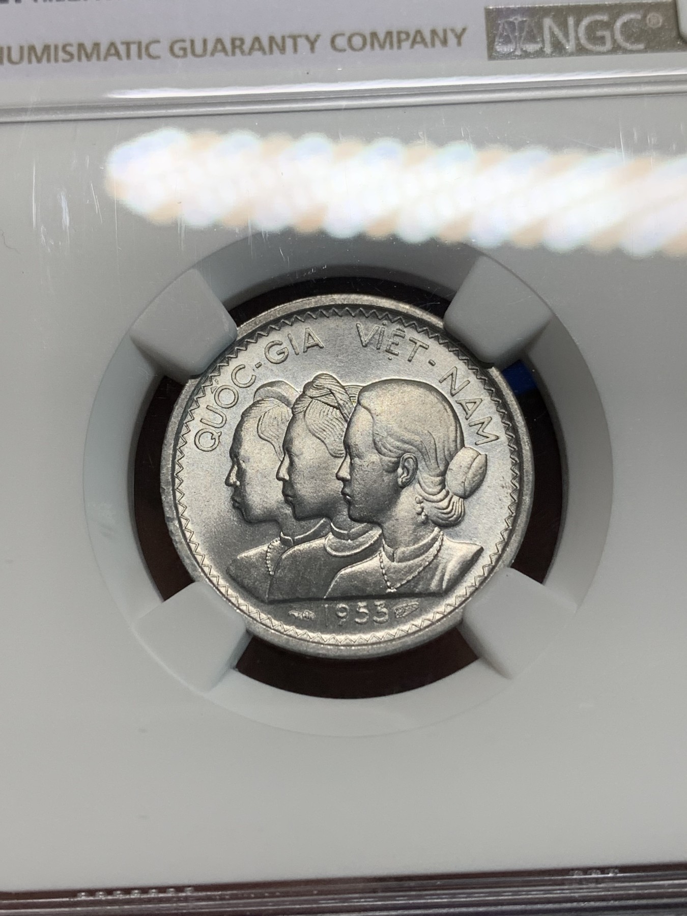 《竞宝斋》第240场-周日，周一 年终尾场 (全场包邮) NGC MS66 越南1953年三姐妹10苏，狂野高分可收藏！