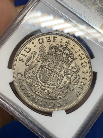 《竞宝斋》第239场-周日，周一 年终拍场 (全场包邮) NGC-MS63 1937年英国乔治六世登基1克朗纪念银币，原汁原味双面淡彩包浆，包浆醇厚，打制精美，状态非常好。