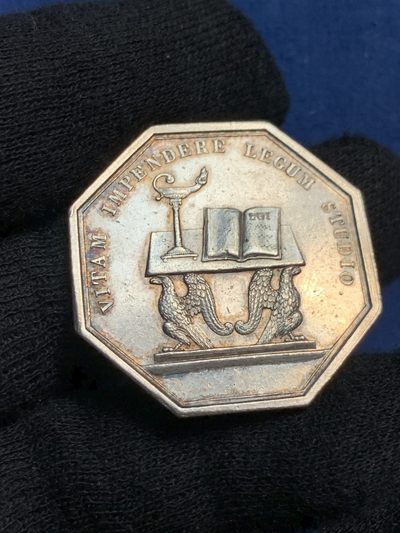 《竞宝斋》第239场-周日，周一 年终拍场 (全场包邮) 法国巴黎上诉法院八角银质代币，早期无边铭，14.8克