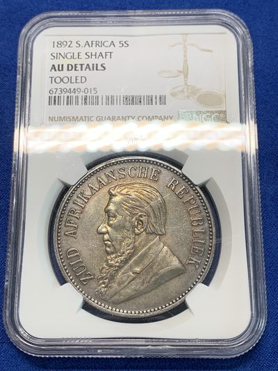 《竞宝斋》第239场-周日，周一 年终拍场 (全场包邮) NGC-AUD 南非名誉名大统领 1892年 首年发行5先令 背面小推车单杆 黑包浆 发行量14000