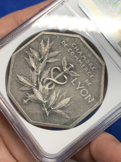 《竞宝斋》第239场-周日，周一 年终拍场 (全场包邮) NGC MS62 法国纺织天使大版八角银质代币 罗蒂作品 42mm大规格