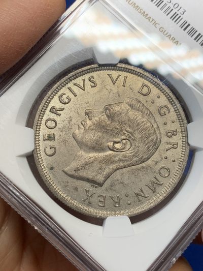 《竞宝斋》第239场-周日，周一 年终拍场 (全场包邮) NGC-MS63 1937年英国乔治六世登基1克朗纪念银币，原汁原味双面淡彩包浆，包浆醇厚，打制精美，状态非常好。