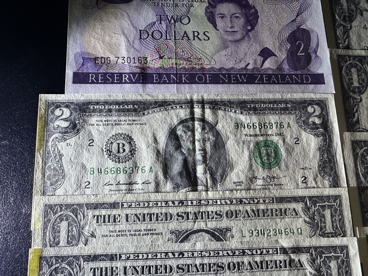 《外钞收藏家》第三百三十六期 新西兰两张+1美元12局+另外3张美元 一共17张 2美元有折 有几个有潮 其他全新