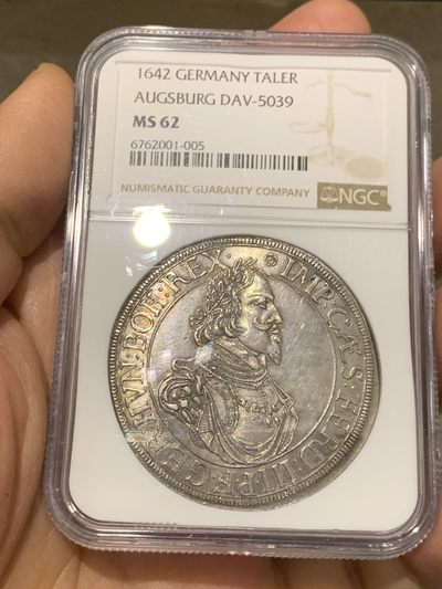 《竞宝斋》第239场-周日，周一 年终拍场 (全场包邮) NGC MS62 德国德意志奥格斯堡1642年城市景观泰勒银币 持续上涨的品种！