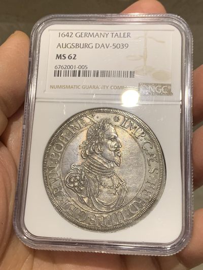 《竞宝斋》第239场-周日，周一 年终拍场 (全场包邮) NGC MS62 德国德意志奥格斯堡1642年城市景观泰勒银币 持续上涨的品种！