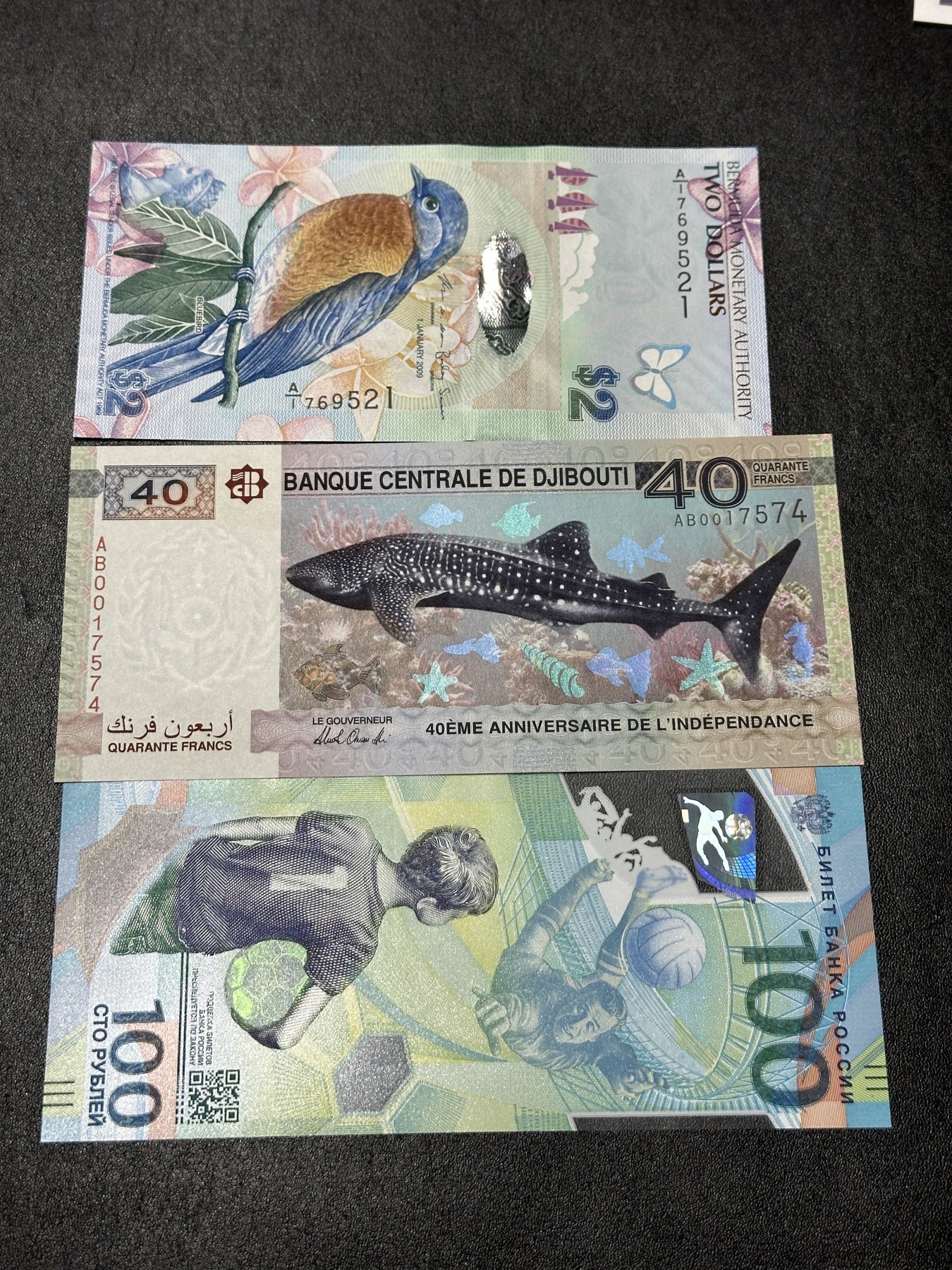 《外钞收藏家》第三百三十六期 百慕大、吉布提、俄罗斯 三张一起 全新UNC