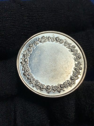 《竞宝斋》第239场-周日，周一 年终拍场 (全场包邮) 法国结婚纪念银章 直径：31.7毫米  重量：14.2克 边铭：手指+银标