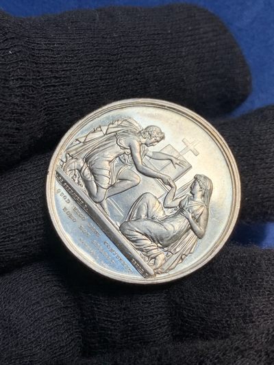 《竞宝斋》第239场-周日，周一 年终拍场 (全场包邮) 法国结婚纪念银章 直径：31.7毫米  重量：14.2克 边铭：手指+银标