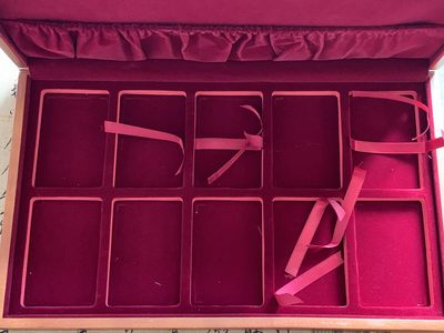 《竞宝斋》第239场-周日，周一 年终拍场 (全场包邮) 原熊猫评级礼盒 空盒 实木盒子+丝绒缎内衬垫 可放十枚评级币