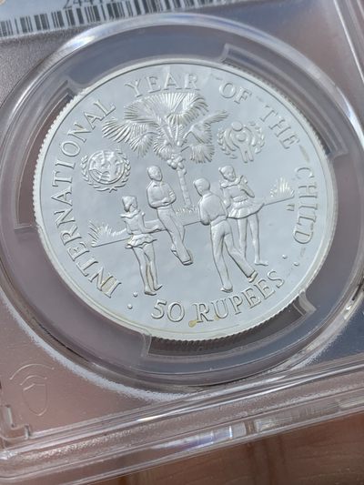 《竞宝斋》第239场-周日，周一 年终拍场 (全场包邮) PCGS-PR68 塞舌尔1980年国际儿童年50卢比精制纪念银币，925银，发行量1万枚。PROOF精制币，镜面状态，获得更高评级数量6枚。