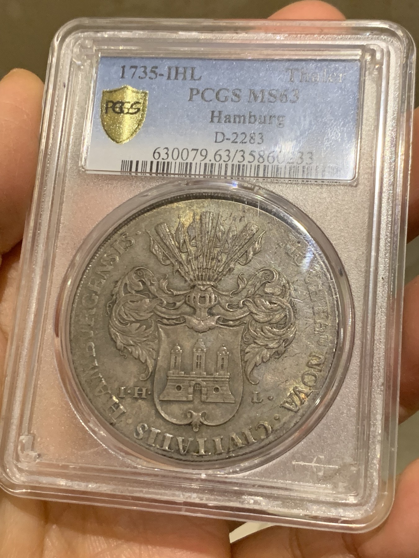 《竞宝斋》第240场-周日，周一 年终尾场 (全场包邮) PCGS-MS63亚军分 汉堡1735年泰勒银币，绝美五彩，设计精美，发行量仅有8000枚，18世纪的大泰勒仍然有出厂状态，十分难得，去年年底WAG一枚原味PCGS64分的成交价约为23000人民币，这枚少一分但有五彩包浆
